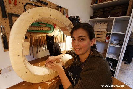 Luthier dans son atelier travaillant sur un violoncelle